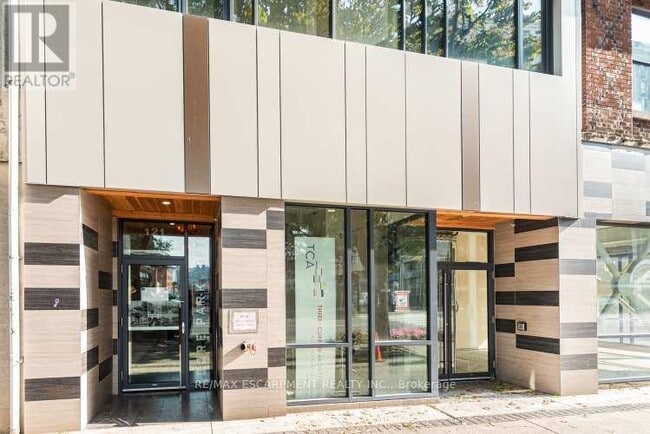 Building Photo - 121 King St E