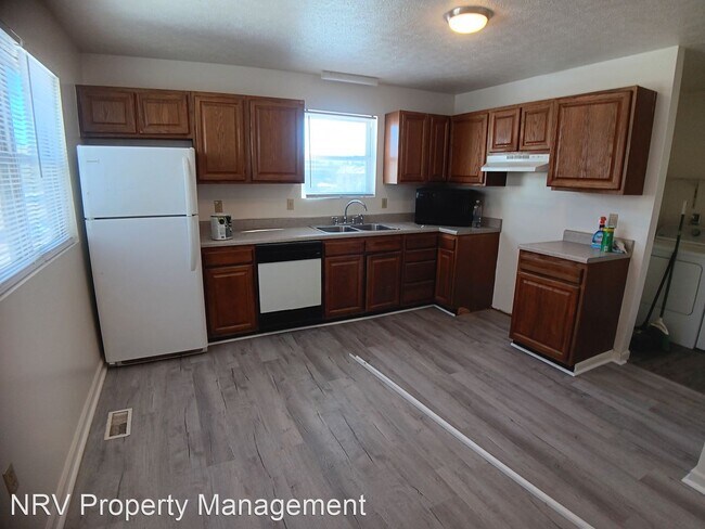 Foto del edificio - 4 br, 3.5 bath House - 270 Wakeman Court