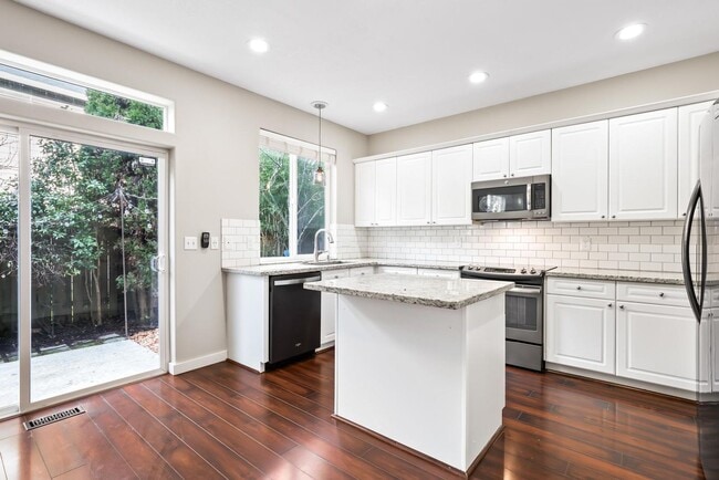Building Photo - LIKE NEW! Remodeled Beaverton Home Close t...