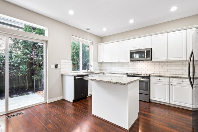 Foto del edificio - LIKE NEW! Remodeled Beaverton Home Close t...