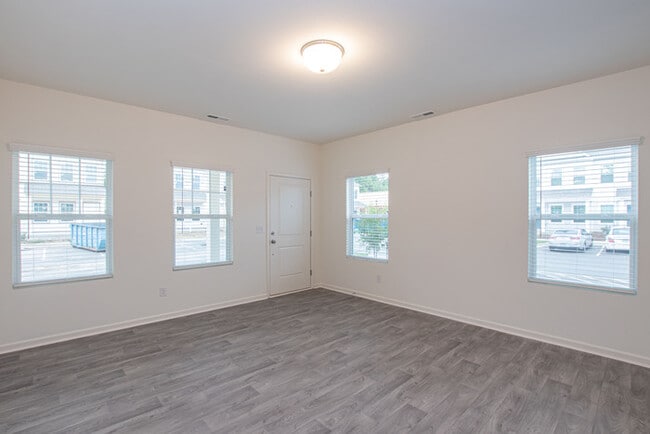 Foto del edificio - BEAUTIFUL 2 Bedroom Townhome in Midland - January Move In Special 1 Month Free