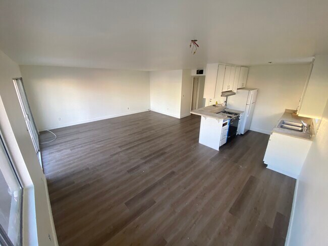 Foto del edificio - 325 Monterey Blvd