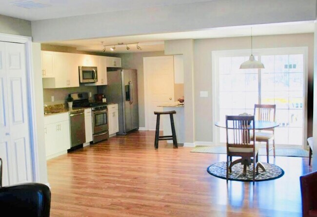 Open concept kitchen and dining area - 210 Main N St