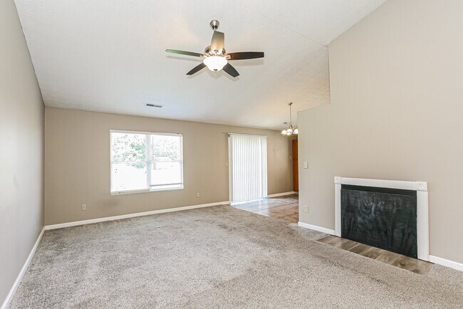 Foto del edificio - 748 Hollowood Ln