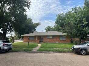 Building Photo - 102 W Woodbury Dr