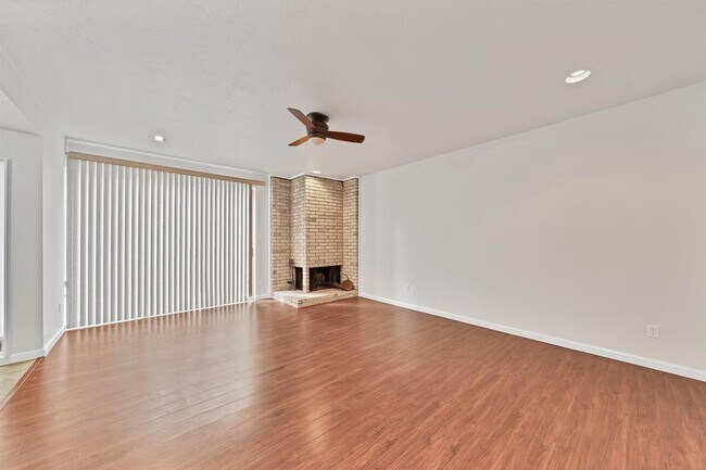 Building Photo - 2123 Lake Village Dr