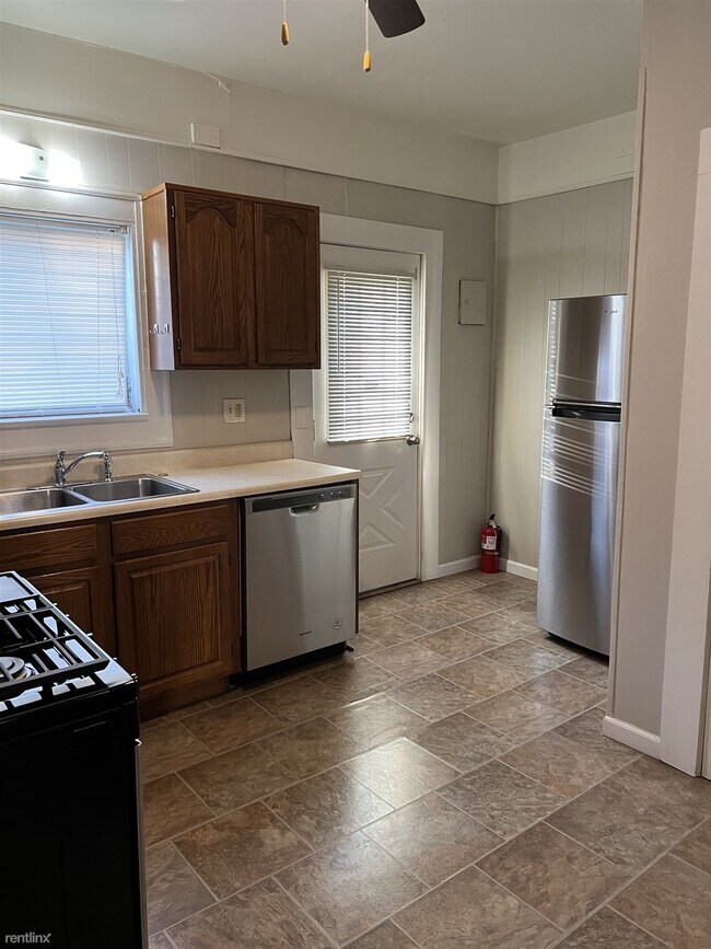 Building Photo - 3 br, 1.5 bath Duplex - 322 North Layman A...