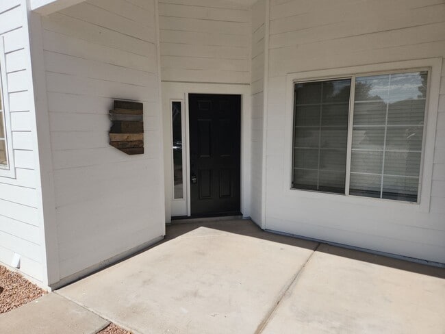 Building Photo - Amazing 2 bed + den / 2 baths in Stone Creek