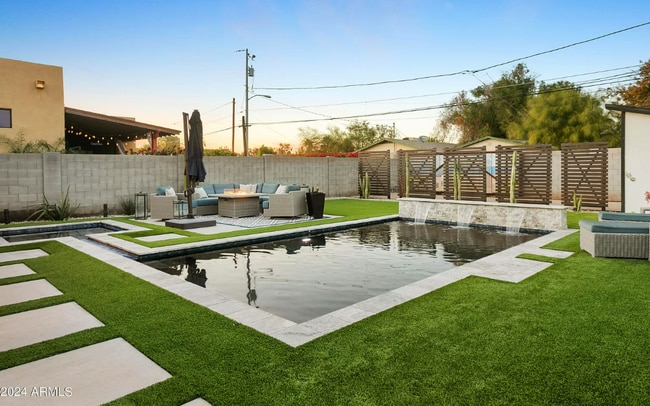 Brand new, high-grade artificial turf with pet protection - 928 E Whitton Ave