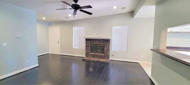 Foto del edificio - Single Story House in Beautiful Gated Comm...