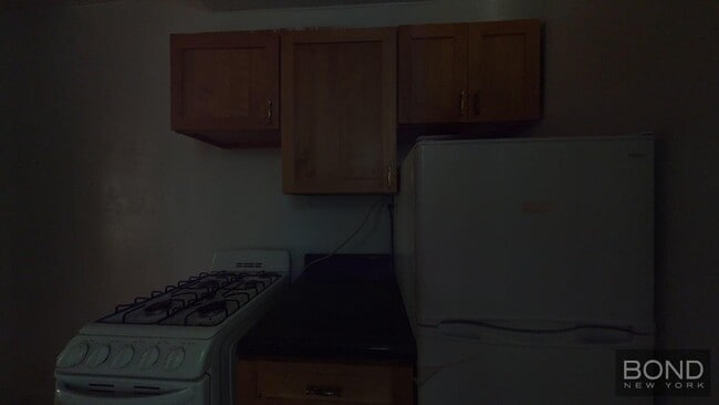 Building Photo - 401 E 78th St