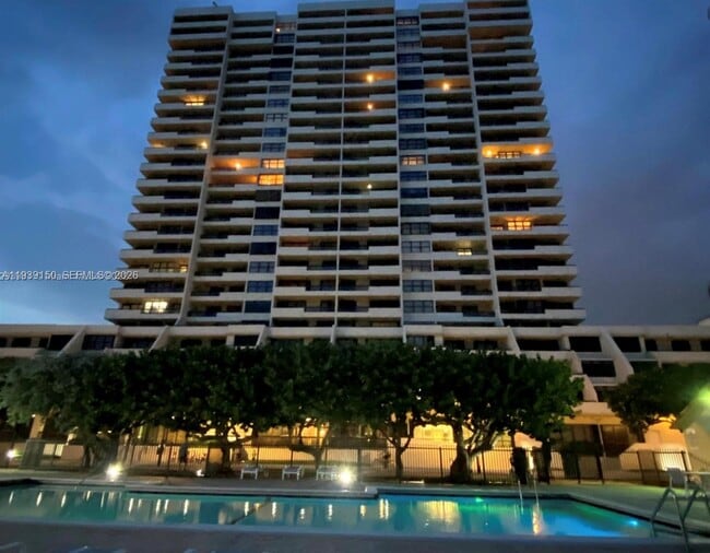 Building Photo - 2555 Collins Ave