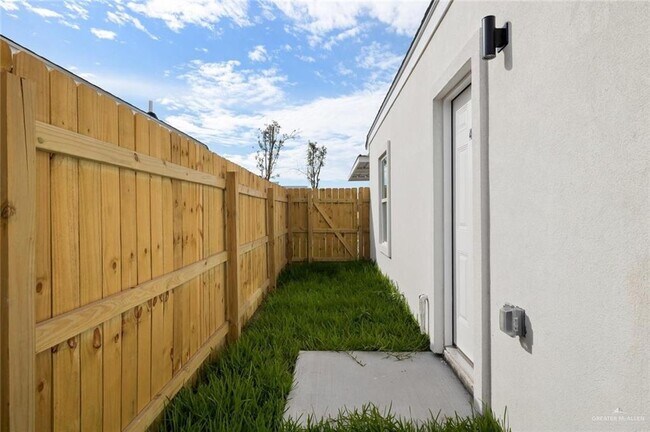 Building Photo - 3409 Fuerte Ave