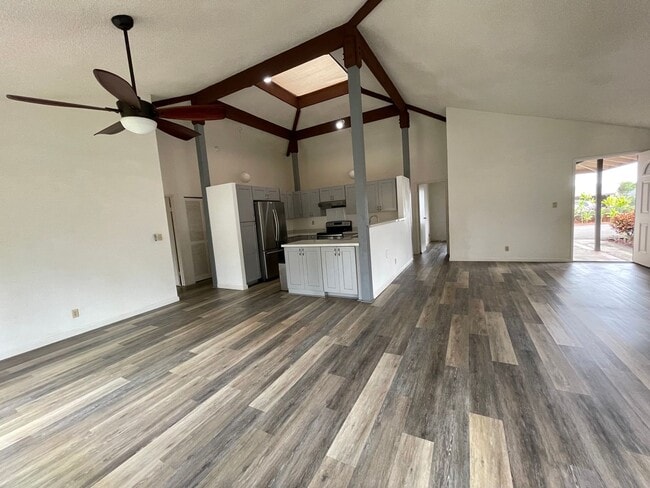 Foto del edificio - $3600, 4 BR/2 BA with large parking space,...