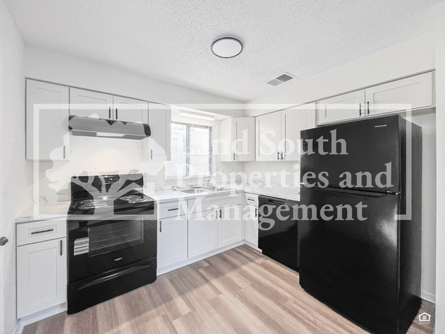 Foto del edificio - 105 Rosalynn Cir