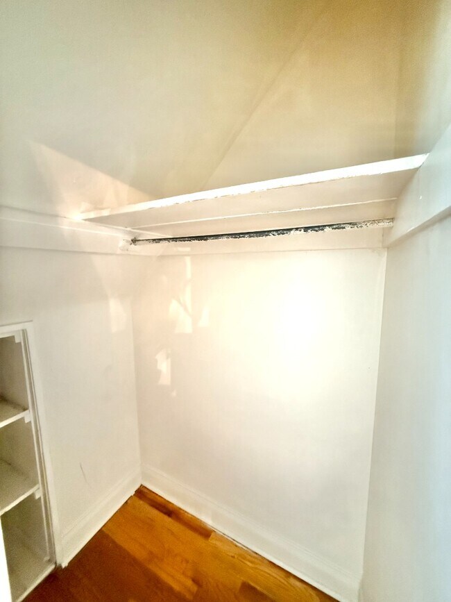 Foto del edificio - Top floor Studio Apartment in Capitol Hill! Available NOW!