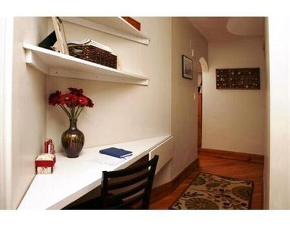 Building Photo - 116 Floral St