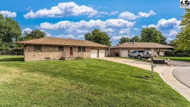 Building Photo - 3 bedroom, 1.5 bath, 2 car garage - Great ...