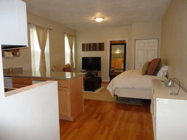 Building Photo - Available 5/1 Studio right on Commonwealth...