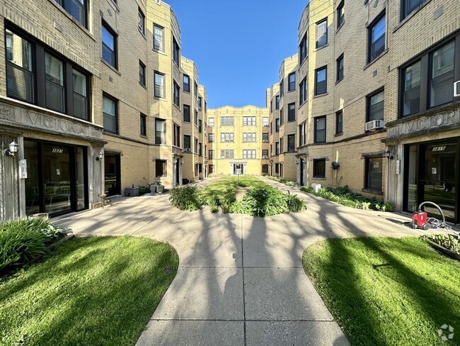 Building Photo - 3819.5 N Greenview Ave