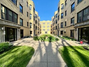 Building Photo - 3819.5 N Greenview Ave