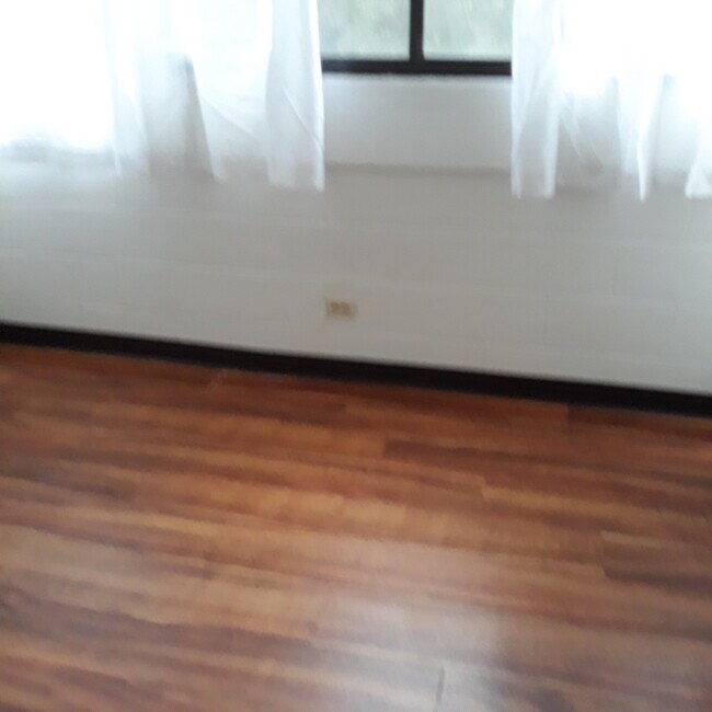 bedrm windows/flooring - 99-015 Kalaloa St
