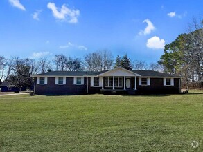 Building Photo - 253 Old Shackle Island Rd