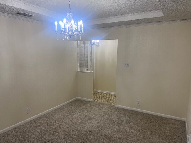 Building Photo - Brick 3/2/2 in Nice Denison Neighborhood O...