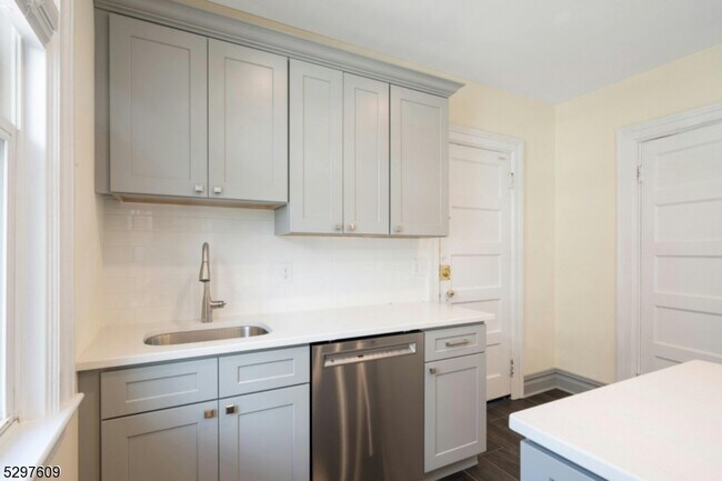 Building Photo - 81 Montague Pl