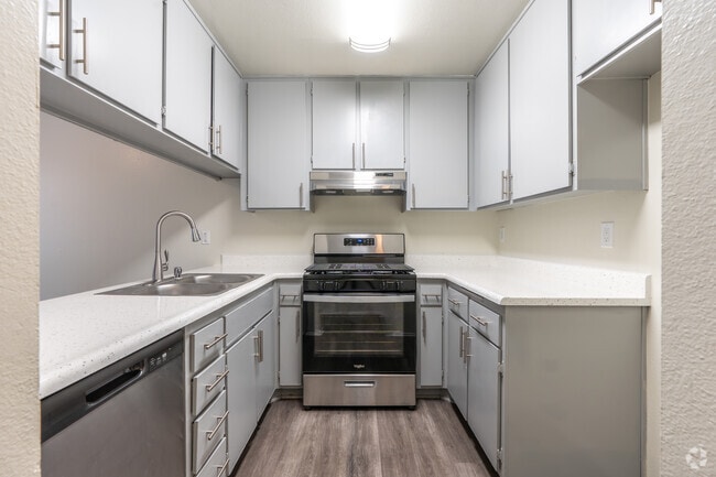 1 habitación, 1 baño - 750 pies cuadrados - Cocina - Concord Village