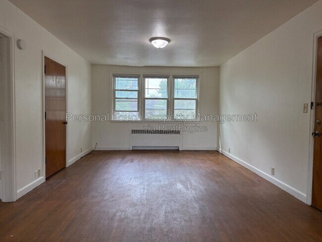 Building Photo - 517 12th Ave N