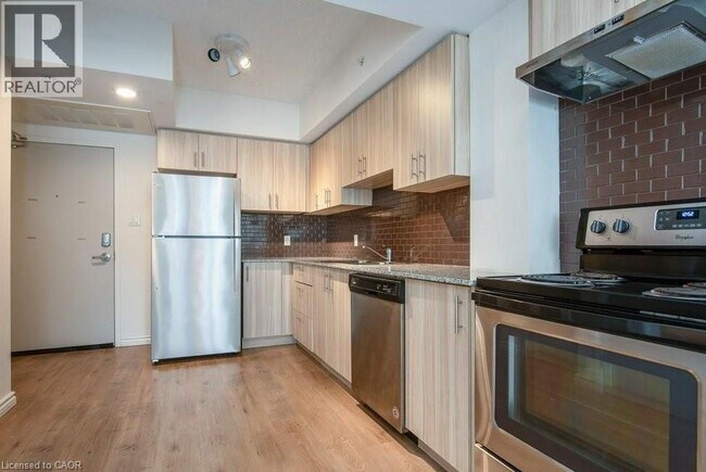 Building Photo - 275 Larch St