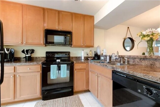 Building Photo - 2 Bedroom 1.5 Bath Urban Retreat Near the ...