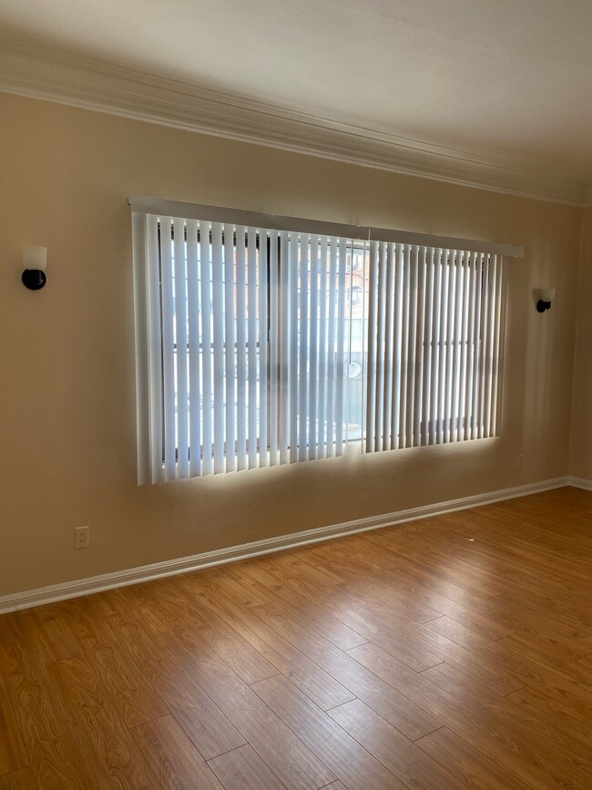 Building Photo - 1327 S Gramercy Pl