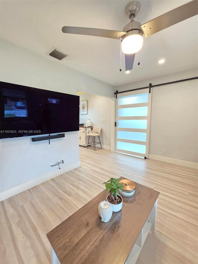 Foto del edificio - 250 NE 42nd St