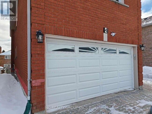 Building Photo - 4 Pine Bough Manor