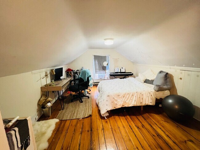 Building Photo - Great five bed in Allston
