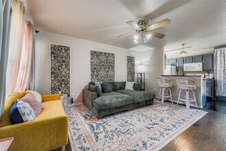 Building Photo - 930 Panorama Dr