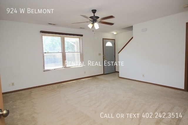 Building Photo - 924 W Belmont Ave