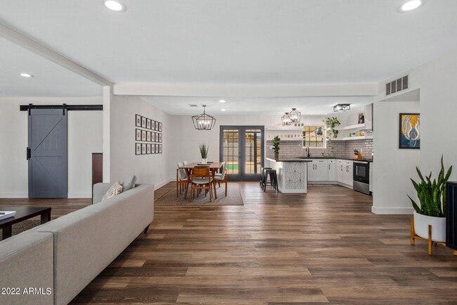 Foto del edificio - 8328 E Palm Ln