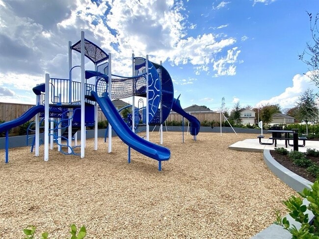Building Photo - 17743 Pemswood Dr