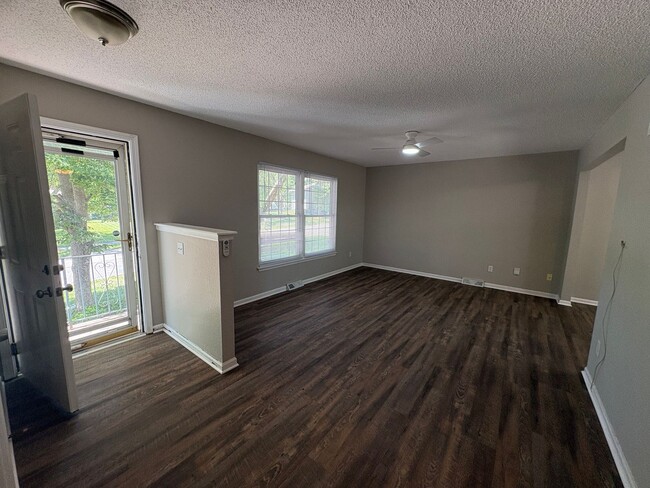 Building Photo - 3 Bedroom 2 Bathroom Available Now! Blue Springs, MO!!