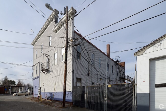 Building Photo - 1002 Main St