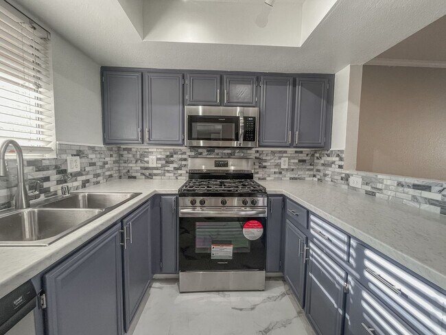 Foto del edificio - Elegant 3-Bedroom Condo with High-End Fini...