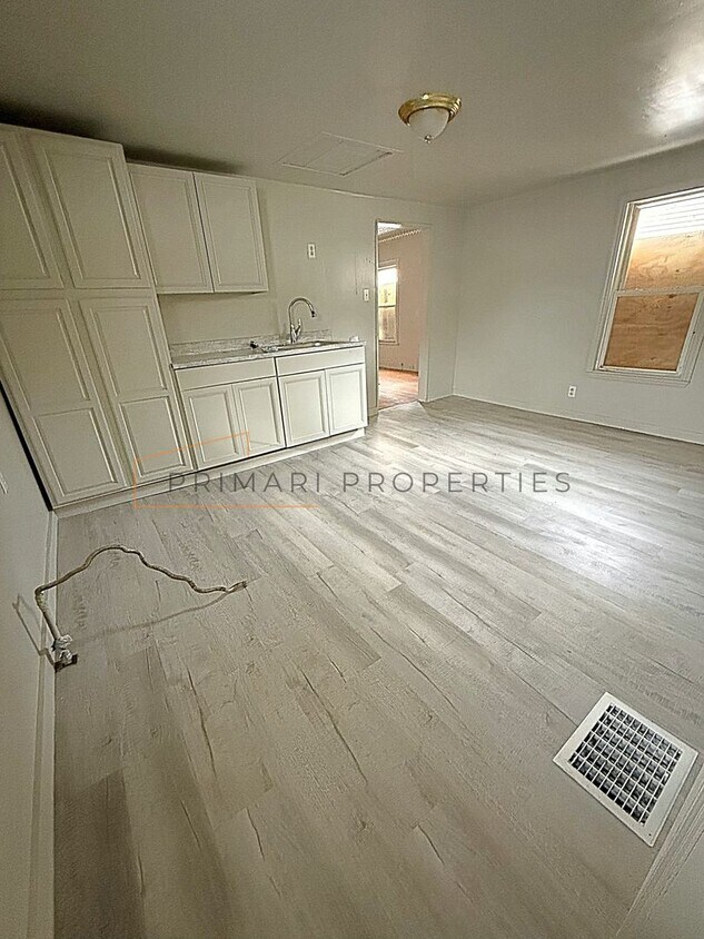 Foto del edificio - 3 Bedroom Home with Off-Street Parking