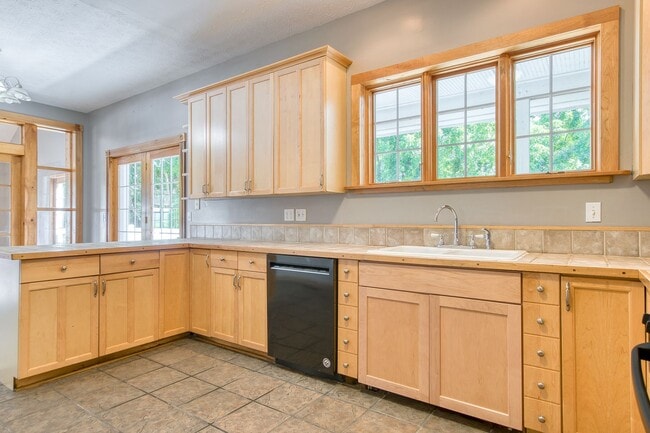 Building Photo - 5 to 8 Bedrooms. Pet Friendly.