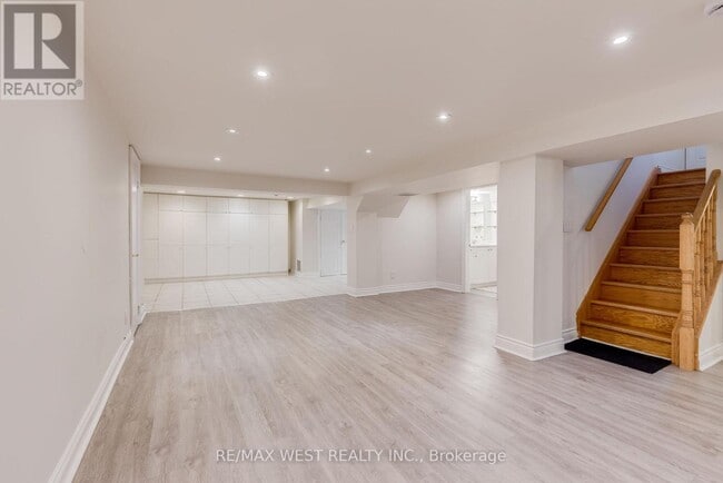 Building Photo - 606 Conacher Dr