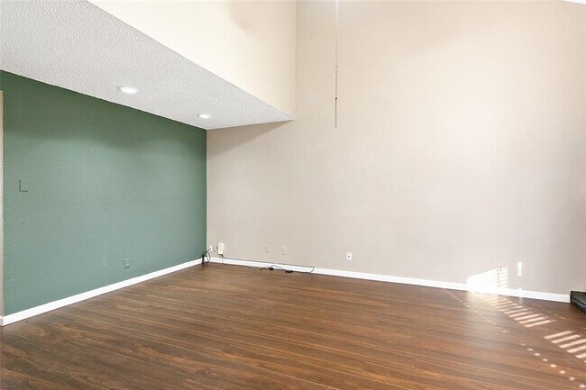 Building Photo - 9209 Sweetwater Dr