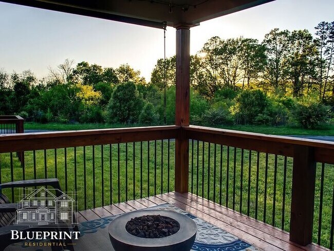 Foto del edificio - Quiet neighborhood, great neighbors, great ranch layout with beautiful covered back deck!