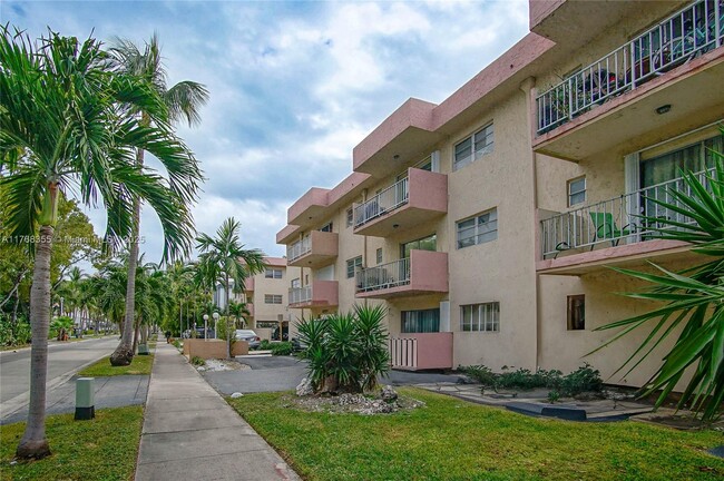 Building Photo - 3522 NE 171 St